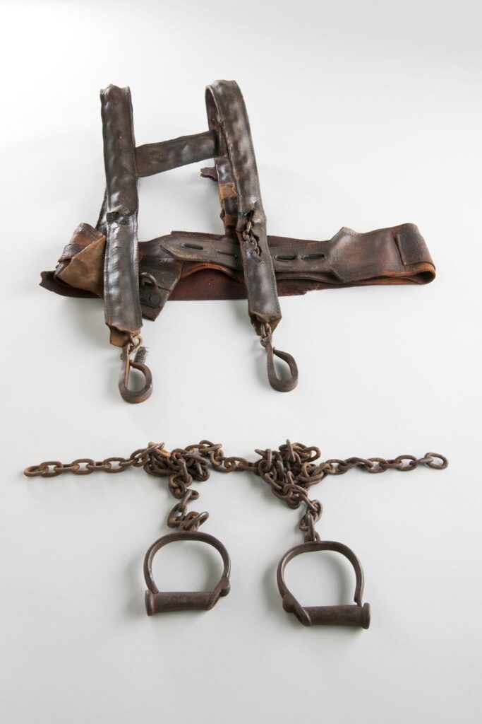 Photograph of wall chain mechanism provided by the Science Museum of UK.